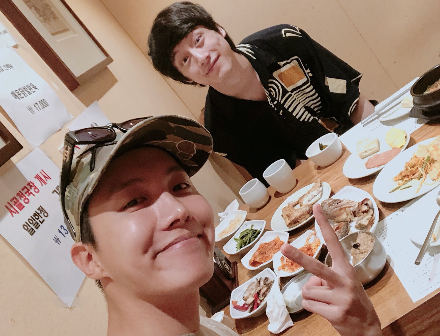 坂口健太郎とJ-HOPEの食事中の様子