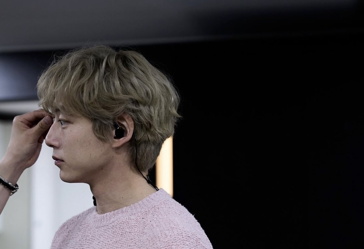 ヘアメイク中の坂口健太郎